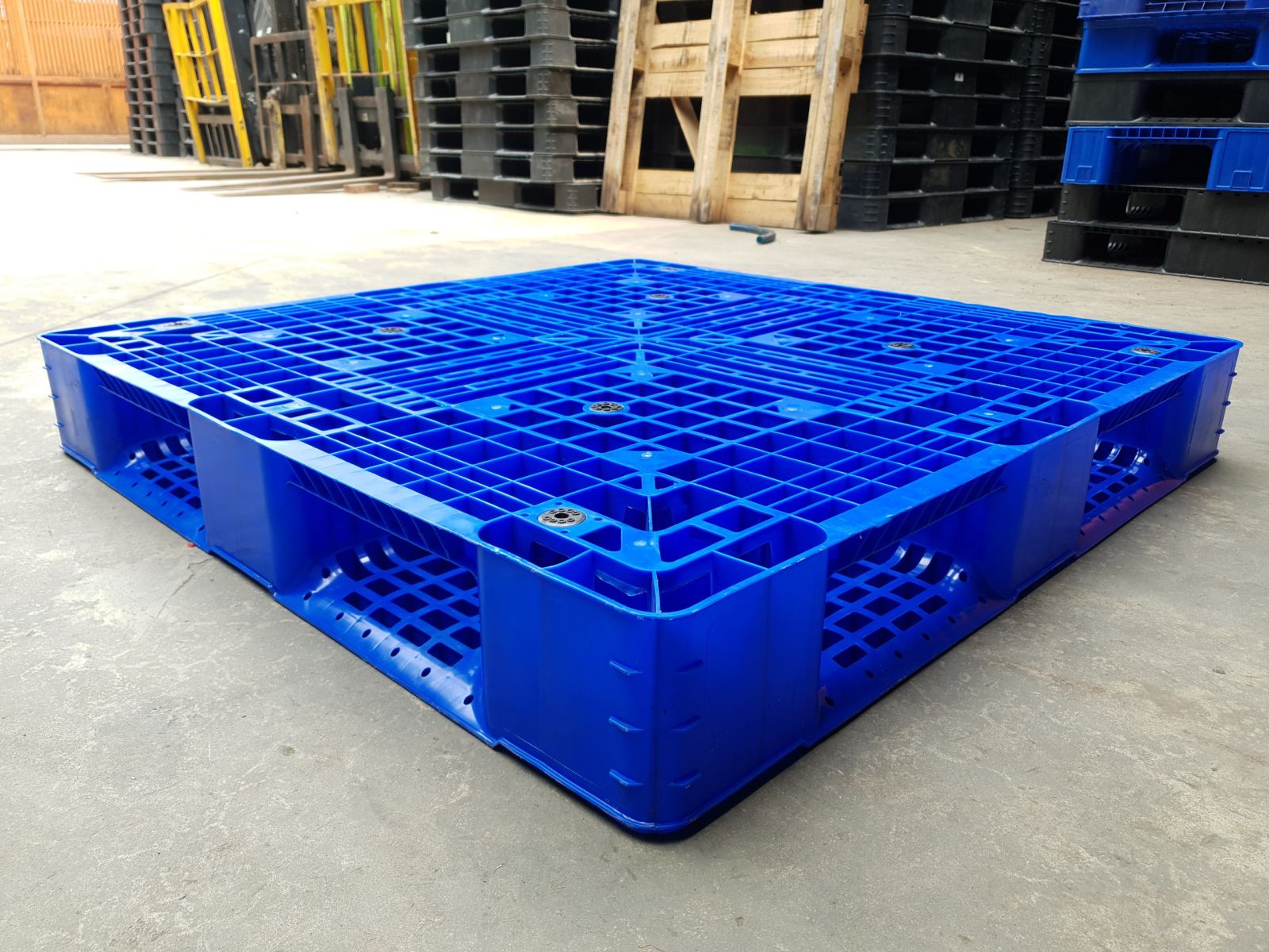 sự khác biệt giữa pallet nhựa và pallet gỗ